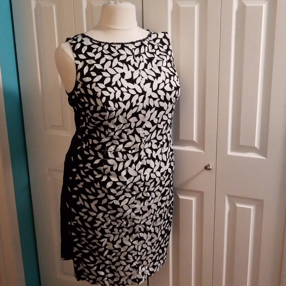 Black and white leaf print shift dress